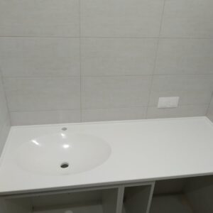 Белая столешница из акрилового камня