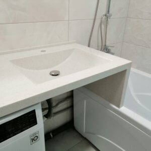 Столешница над стиральной машиной с опорой на ванну