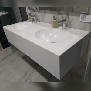 Белая столешница из акрилового камня с двумя встроенными мойками