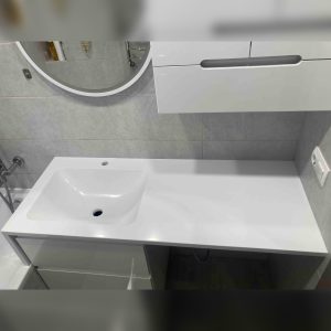 Столешница из акрилового камня с опорой на ванну