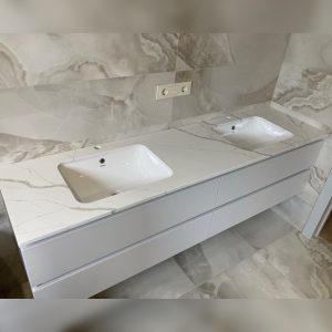 Столешница кварцевый агломерат с двумя мойками нижнего монтажа
