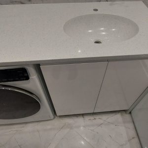 Столешница из акрилового камня с опорой в пол