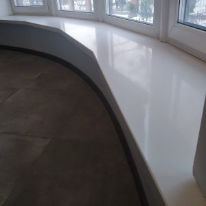 Белый подоконник из кварцевого агломерата