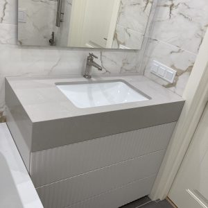 Столешница кварцевый агломерат с мойкой нижнего монтажа