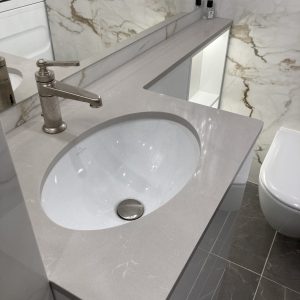 Столешница кварцевый агломерат с мойкой нижнего монтажа