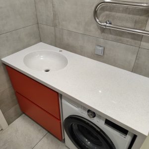 Столешница литьевой камень с опорой на ванну