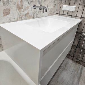 Столешница из акрилового камня с опорой на ванную