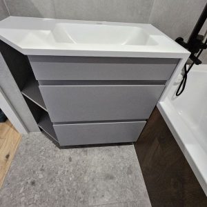 Столешница из акрилового камня с опорой на ванну.