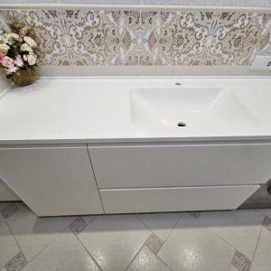 Тумба комбинированная с встроенной корзиной для белья.