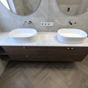 Столешница из кварцевого агломерата с 2 накладными чашами