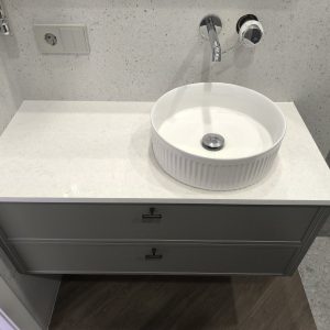 Столешница кварцевый агломерат с накладной чашей