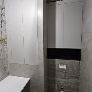 Зашивка над инсталляцией и шкаф под коммуникации.