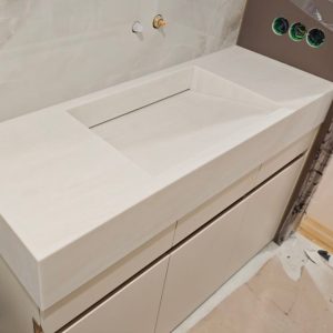 Столешница  из акрилового камня с мойкой и щелевым (скрытым) сливом. НОВИНКА